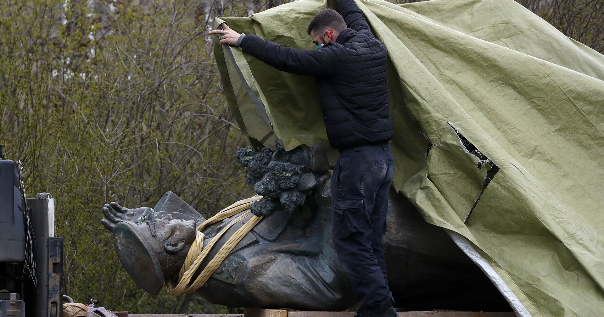 Рабочий проводит демонтаж памятника Ивану Коневу в Праге, Чехия - ИноСМИ, 1920, 28.01.2021