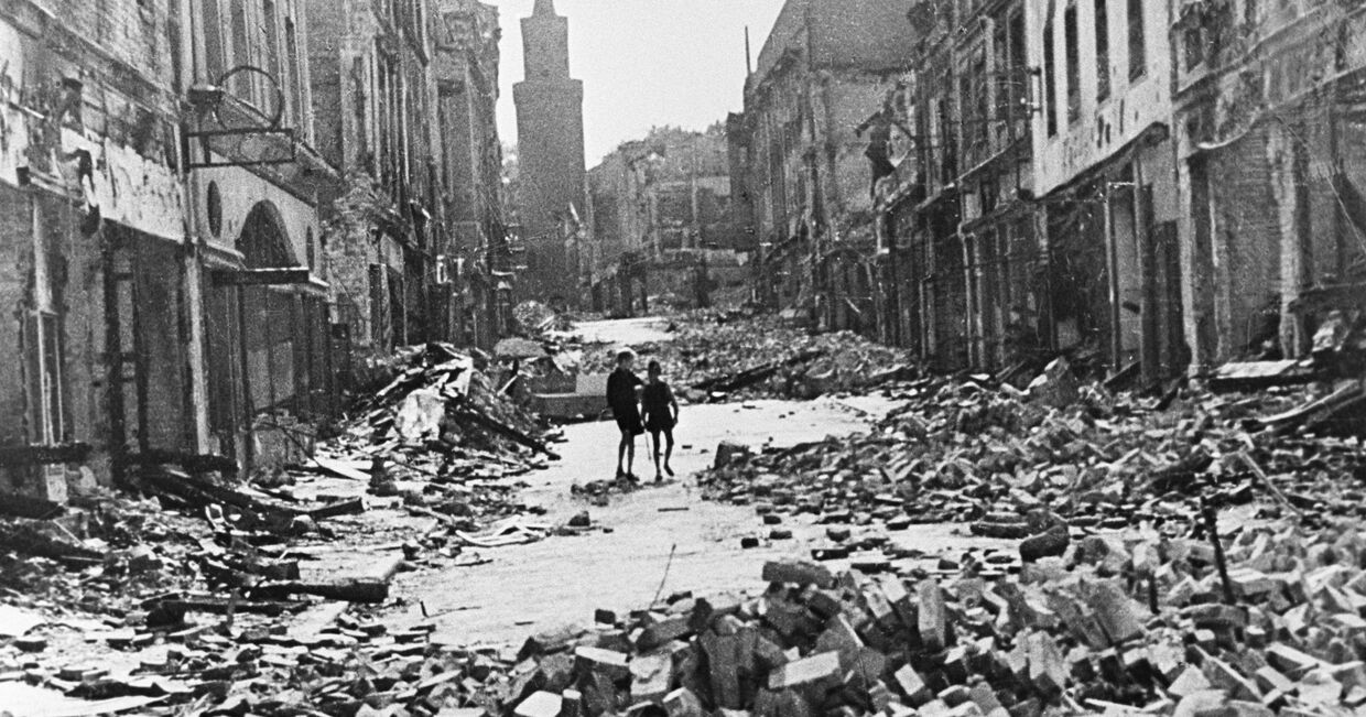 Разрушенные дома на улице Берлина, 1945