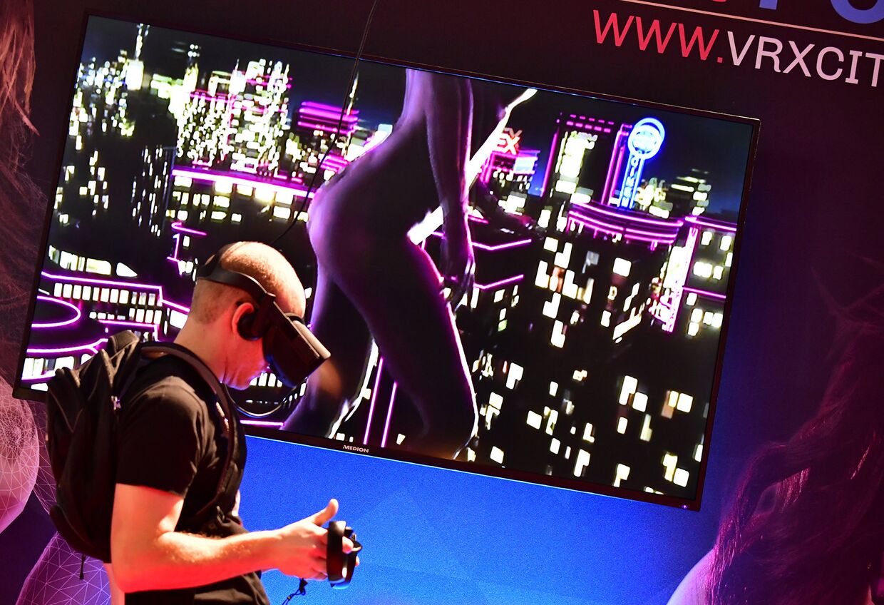 Эротическая VR игра на ярмарке Venus Fair в Берлине, Германия