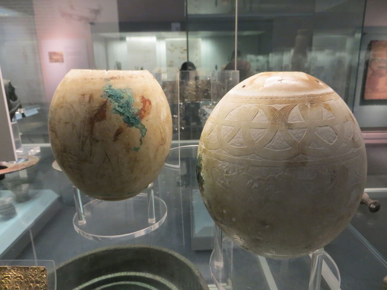 Украшенные страусиные яйца из гробницы Исиды в Британском музее