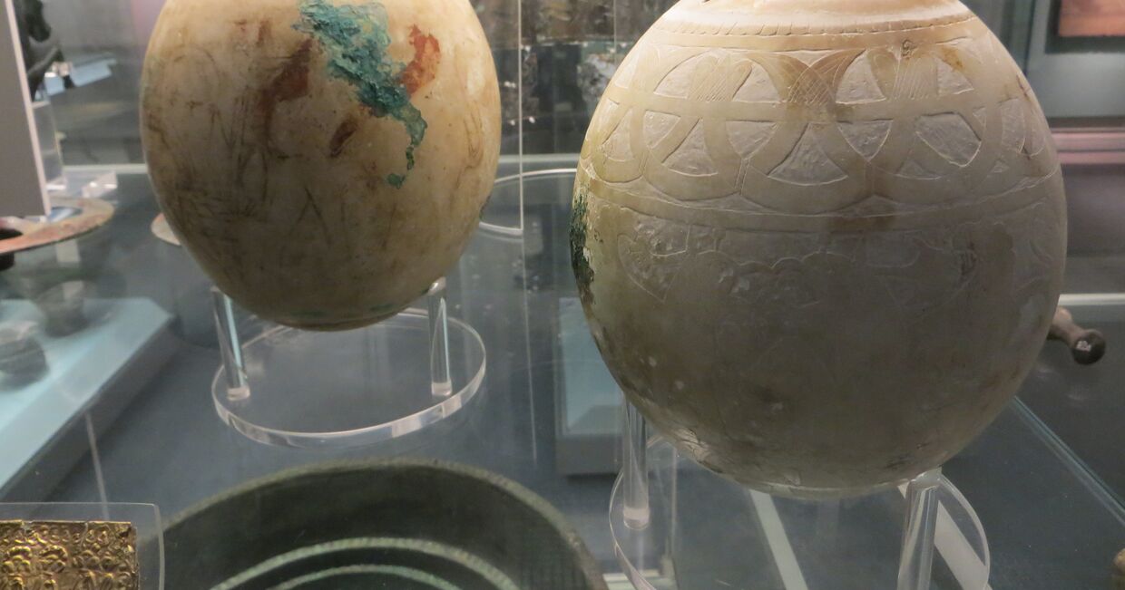 Украшенные страусиные яйца из гробницы Исиды в Британском музее