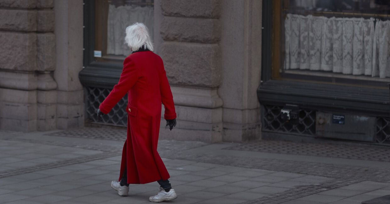 Пожилая женщина на улице Стокгольма, Швеция