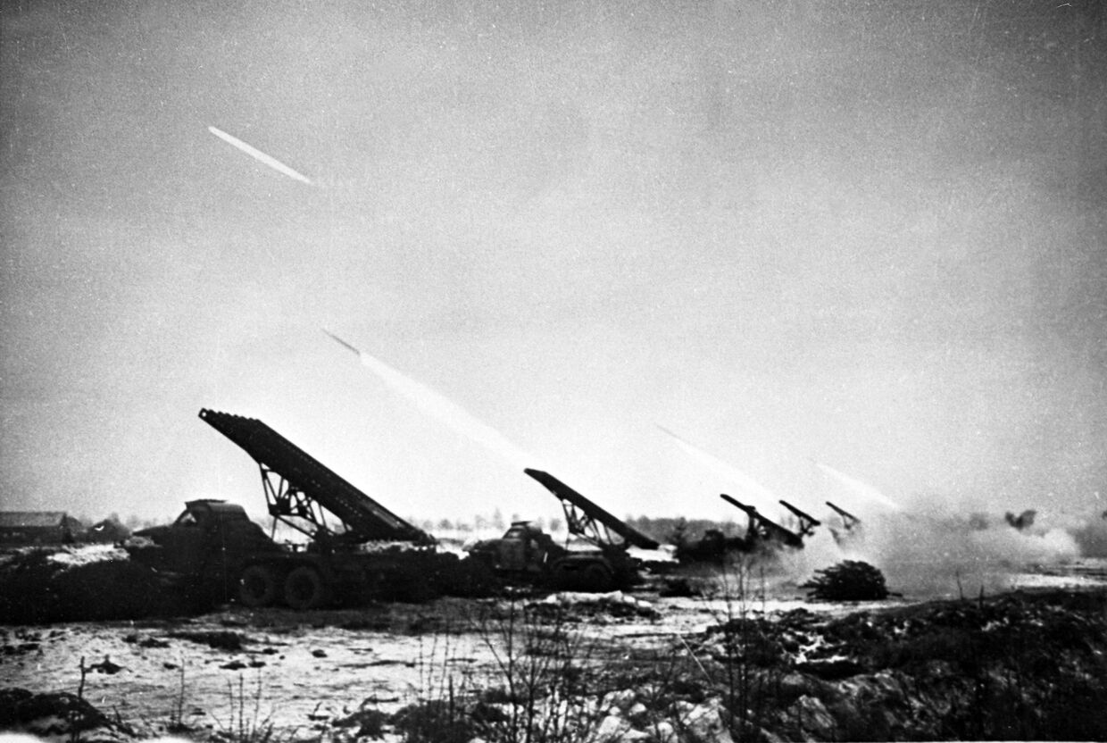 Восточно-Прусская операция (с 13 января по 25 апреля 1945 года).  Реактивные установки залпового огня (Катюши) наносят удар по позициям противника