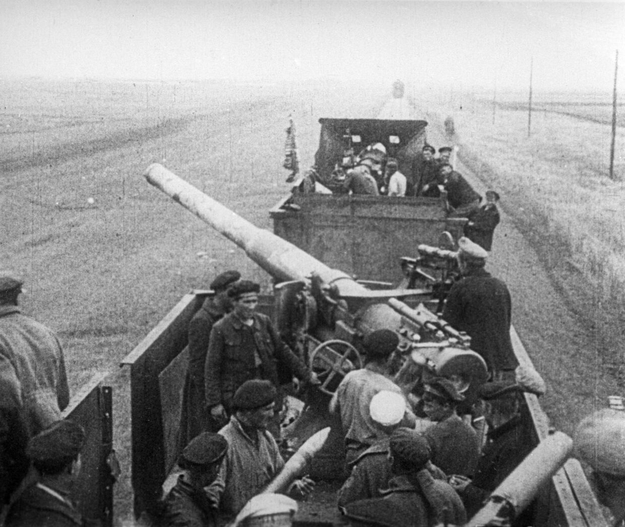 Красный бронепоезд готовится к бою. 1919 год.