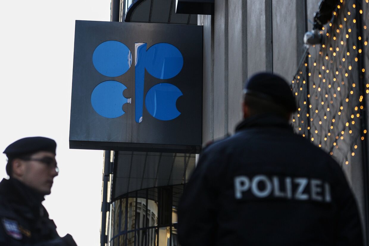 Полицейские охраняют здание Организации стран - экспортеров нефти в Вене
