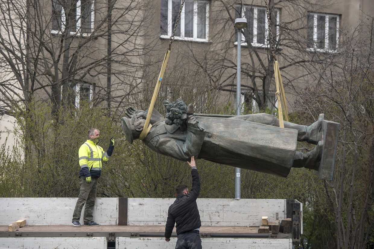 Рабочий проводит демонтаж памятника Ивану Коневу в Праге, Чехия
