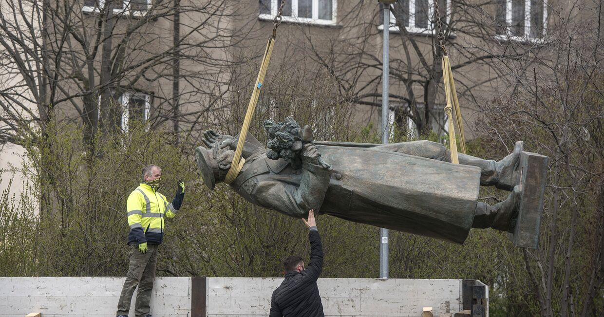 Рабочий проводит демонтаж памятника Ивану Коневу в Праге, Чехия