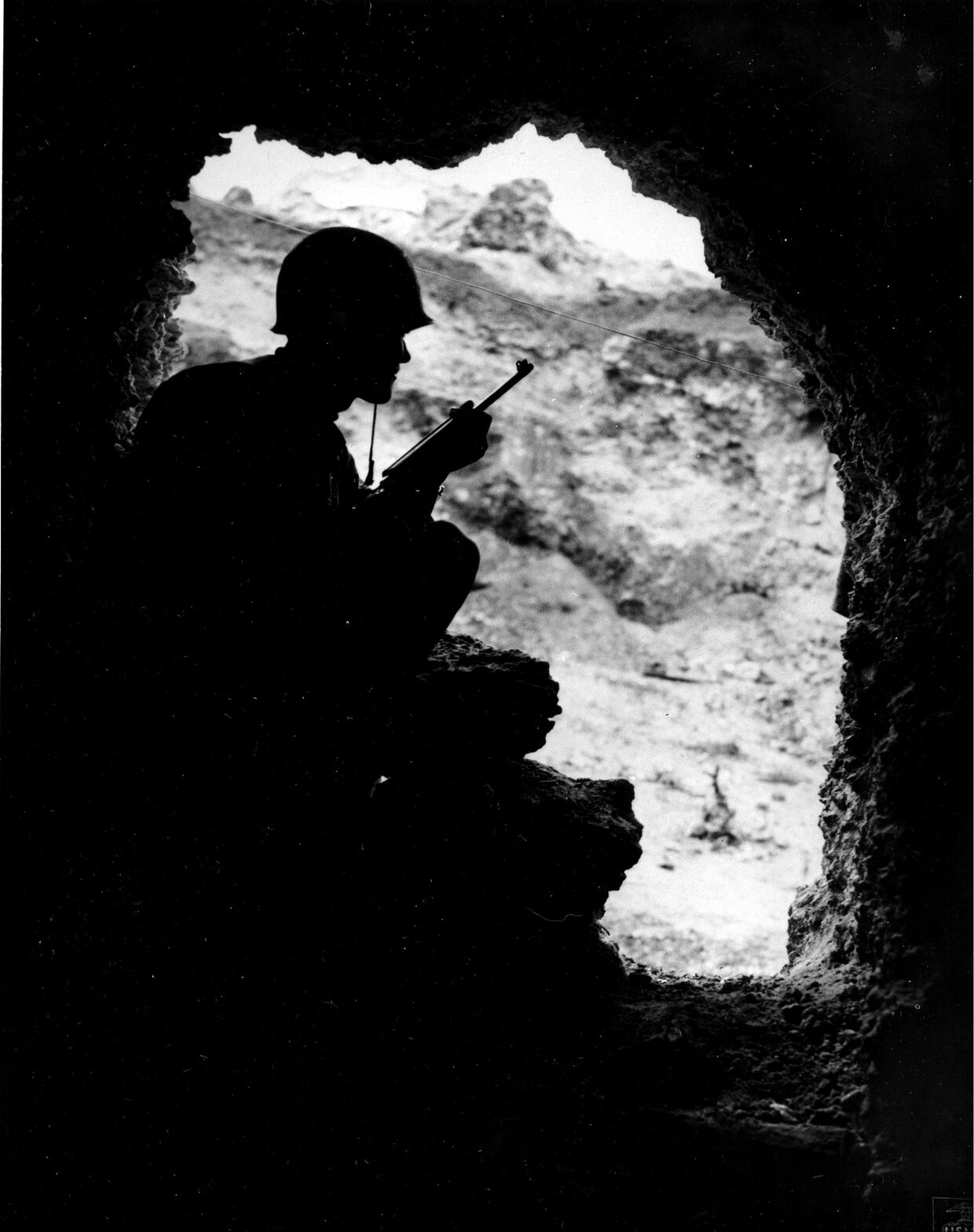 Американский солдат в пещере во время боев на Окинаве, 1945 год