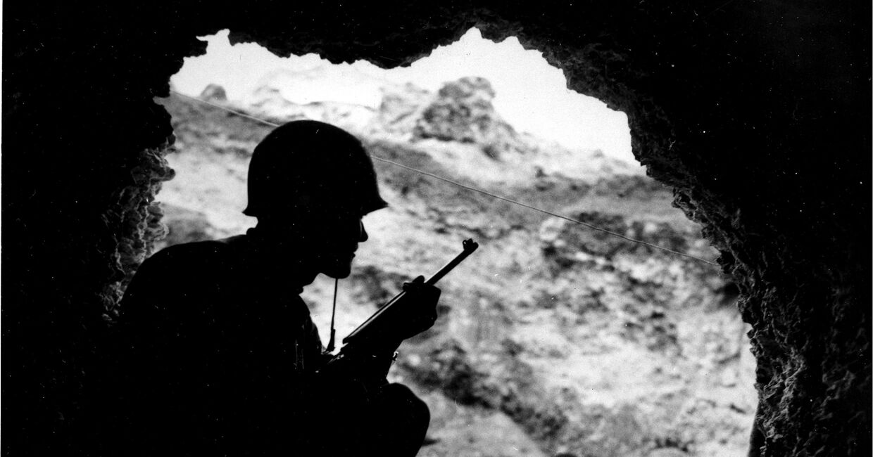 Американский солдат в пещере во время боев на Окинаве, 1945 год