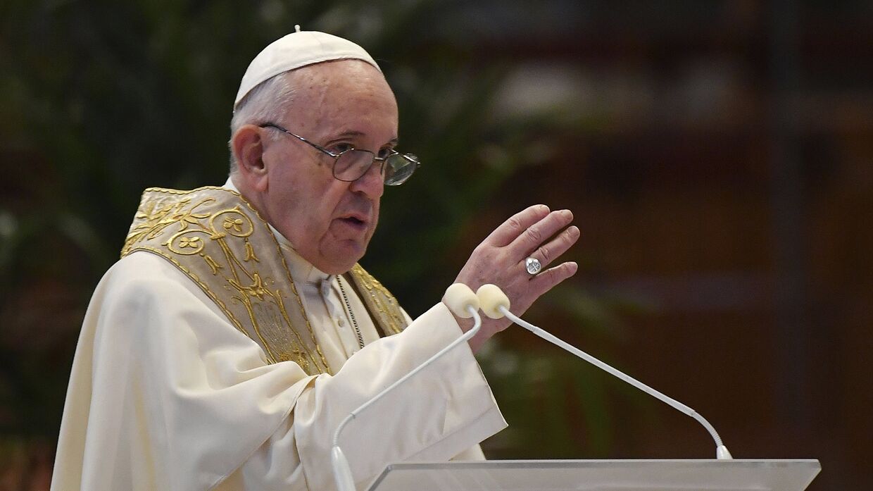 Папа Римский Франциск произносит во время пасхальной воскресной мессы в Ватикане