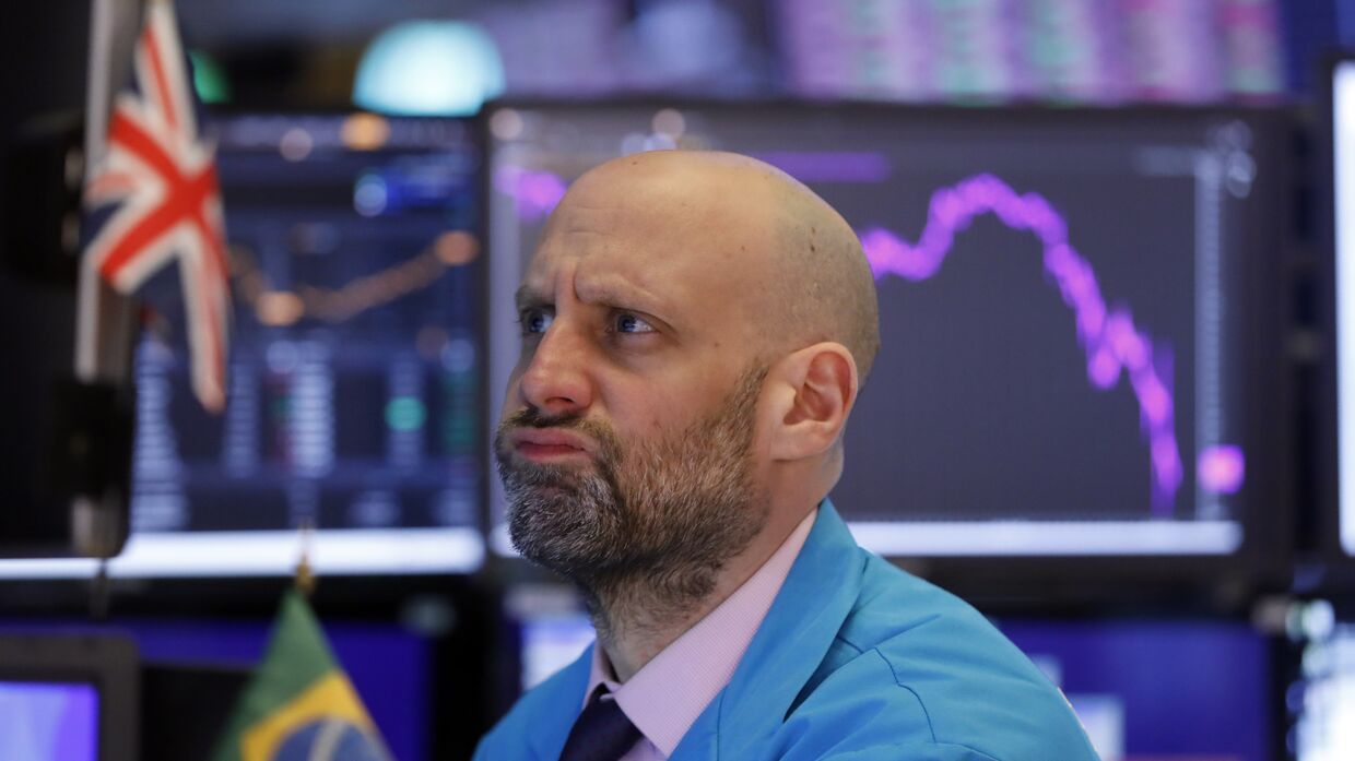Специалист Мерик Гринбаум следит за ценами на нефть на Нью-Йоркской бирже