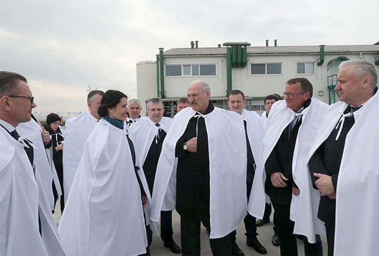 Александр Лукашенко во время посещения МТФ Мглё
