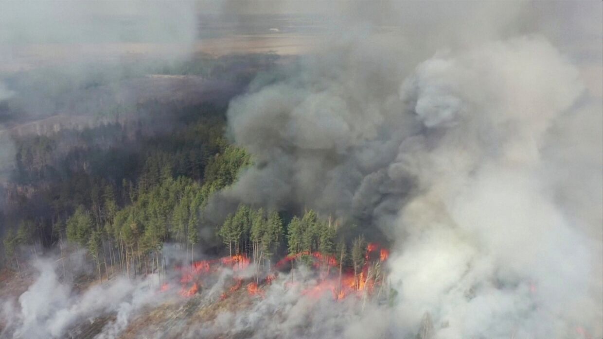 Аэрофотосъемка лесного пожара в 30-километровой зоне отчуждения вокруг Чернобыльской АЭС
