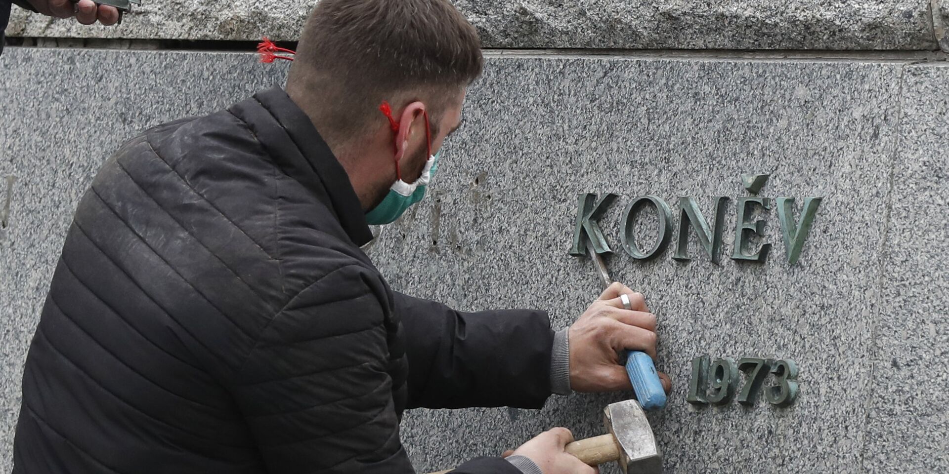 Рабочий снимает табличку с постамента памятника Ивану Коневу в Праге - ИноСМИ, 1920, 23.06.2022