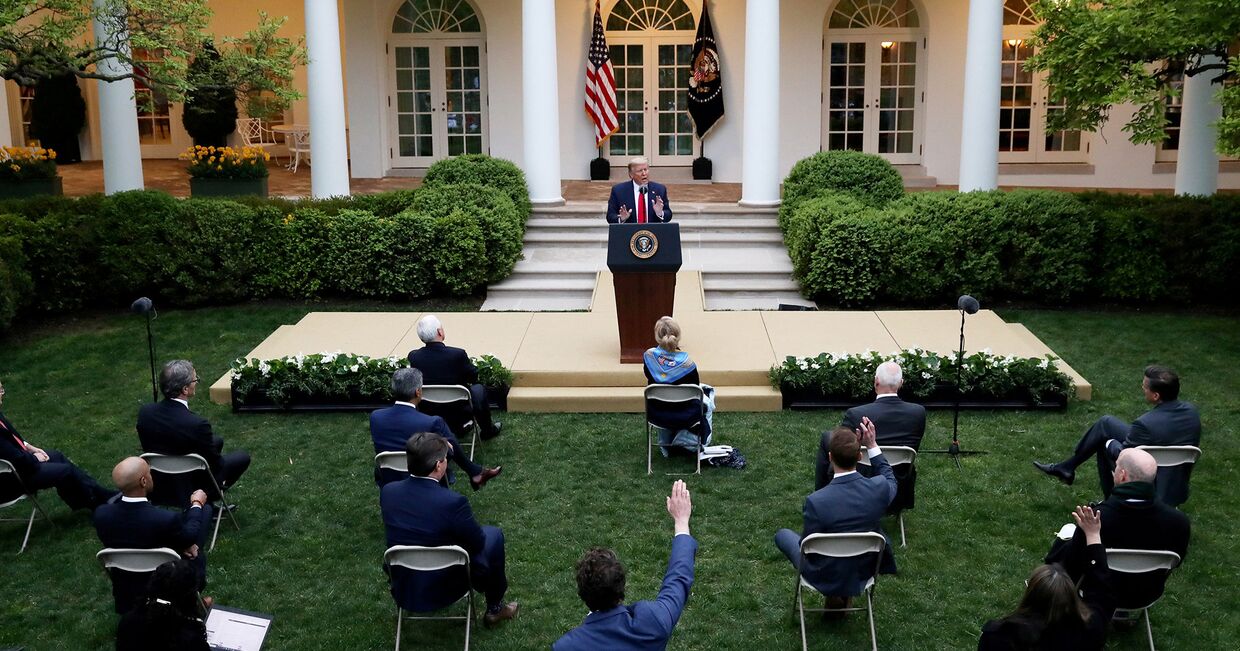 Президент США Дональд Трамп во время ежедневного брифинга в Вашингтоне