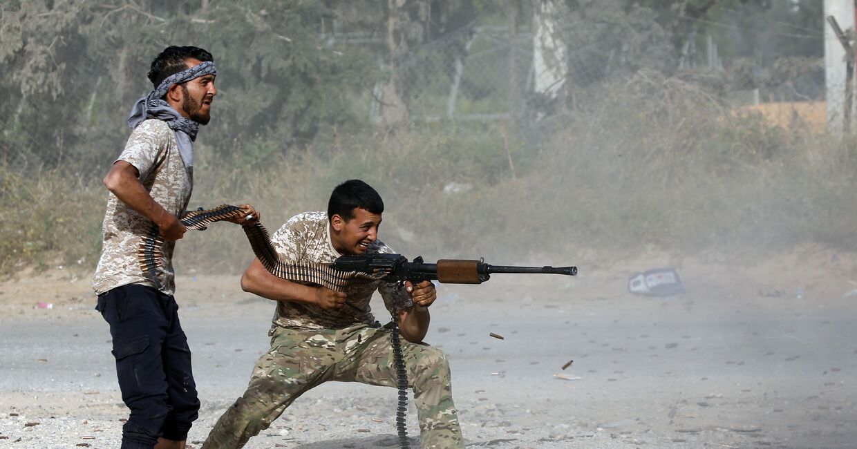Ливийские бойцы во время столкновений с силами Халифы Хафтара в пригороде Триполи