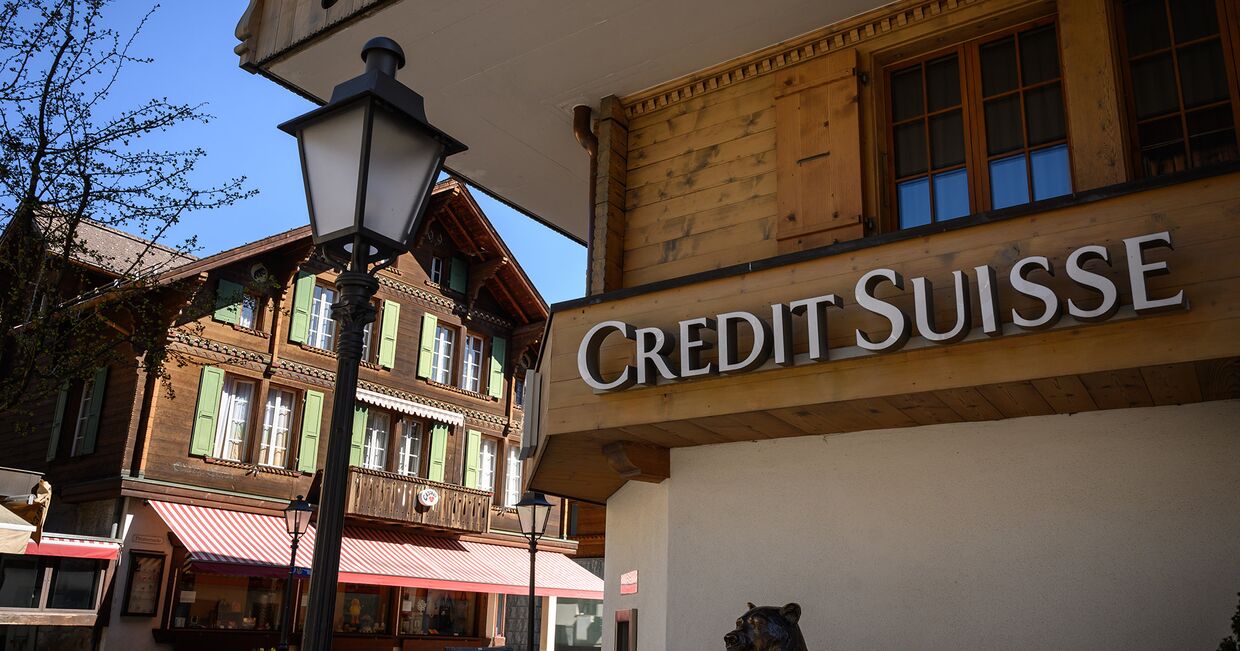 Вывеска банка Credit Suisse в деревне Гштад, Швейцария