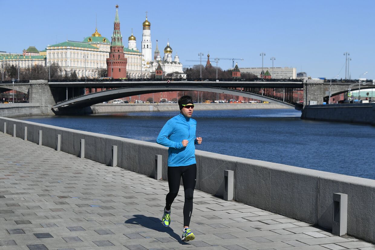 Мужчина бежит по Пречистенской набережной в Москве