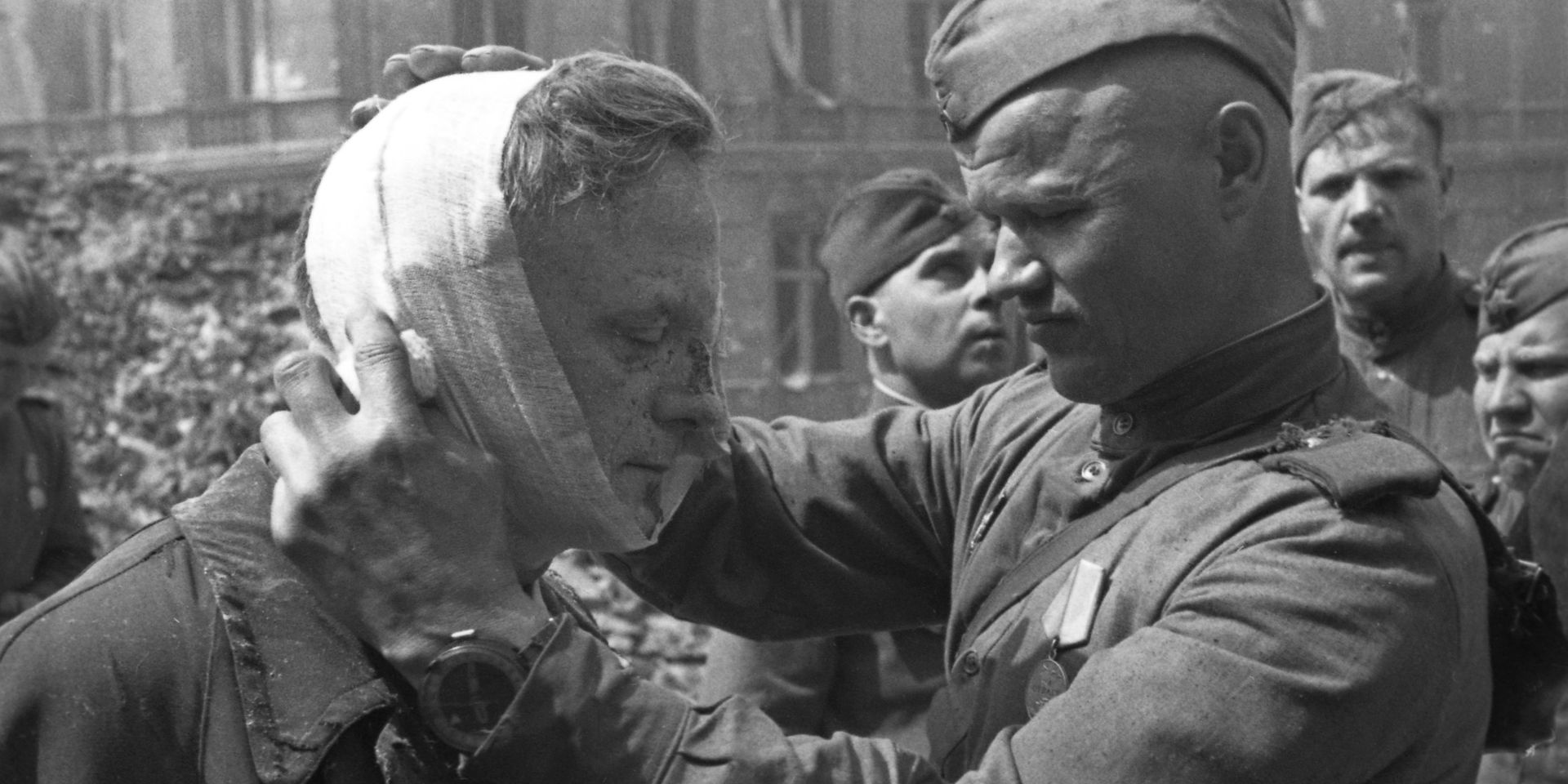 Великая Отечественная война 1941-1945 гг. Взятие Берлина Красной Армией. Советский солдат оказывает медицинскую помощь раненому местному жителю. - ИноСМИ, 1920, 14.07.2026