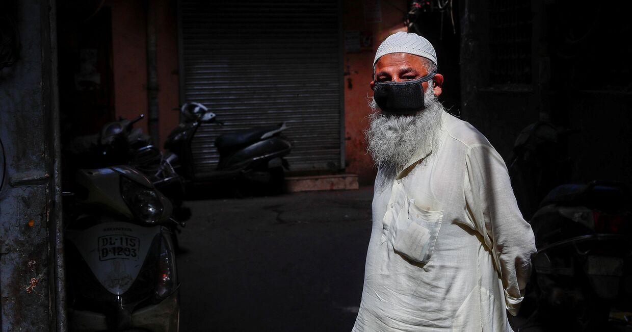 Мусульманин в защитной маске в Дели, Индия
