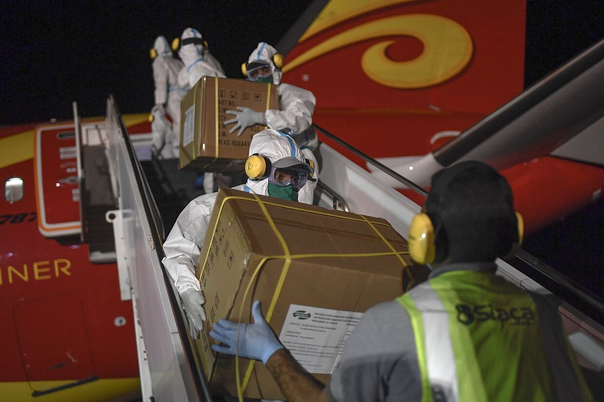 Венесуэльские рабочие выгружают гуманитарную помощь из Китая в Ла-Гуайре