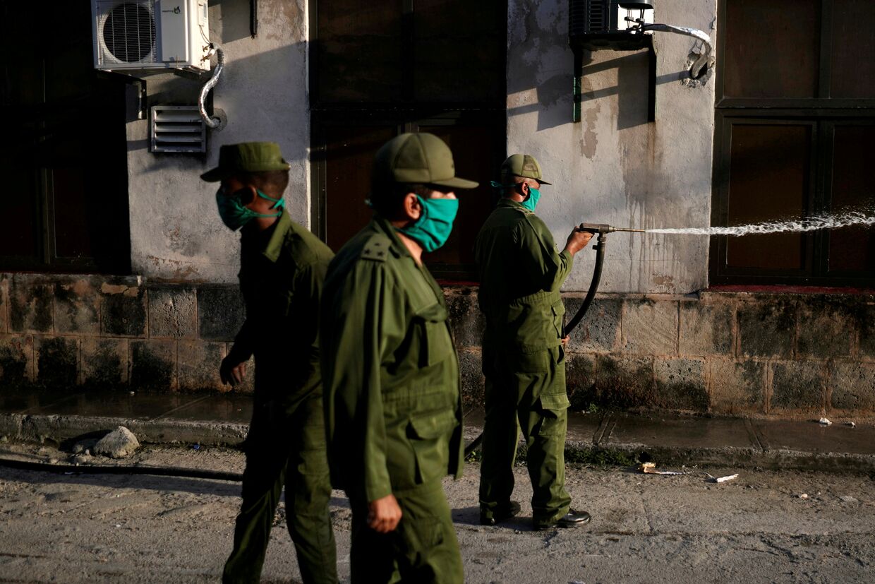 Солдаты кубинской армии проводят дезинфекцию в Гаване, Куба