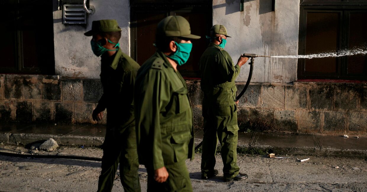 Солдаты кубинской армии проводят дезинфекцию в Гаване, Куба