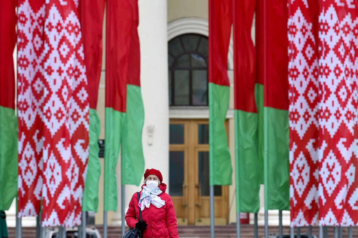 Женщина в маске в центре Минска