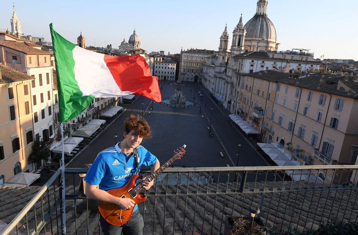 4 апреля 2020. Итальянец Якопо Мастранджело с гитарой на балконе, Рим, Италия