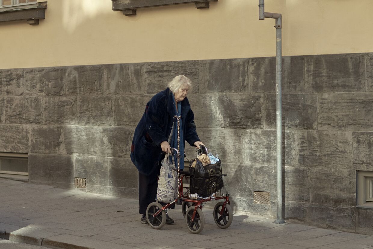 4 апреля 2020. Пожилая женщина с тележкой, Стокгольм, Швеция
