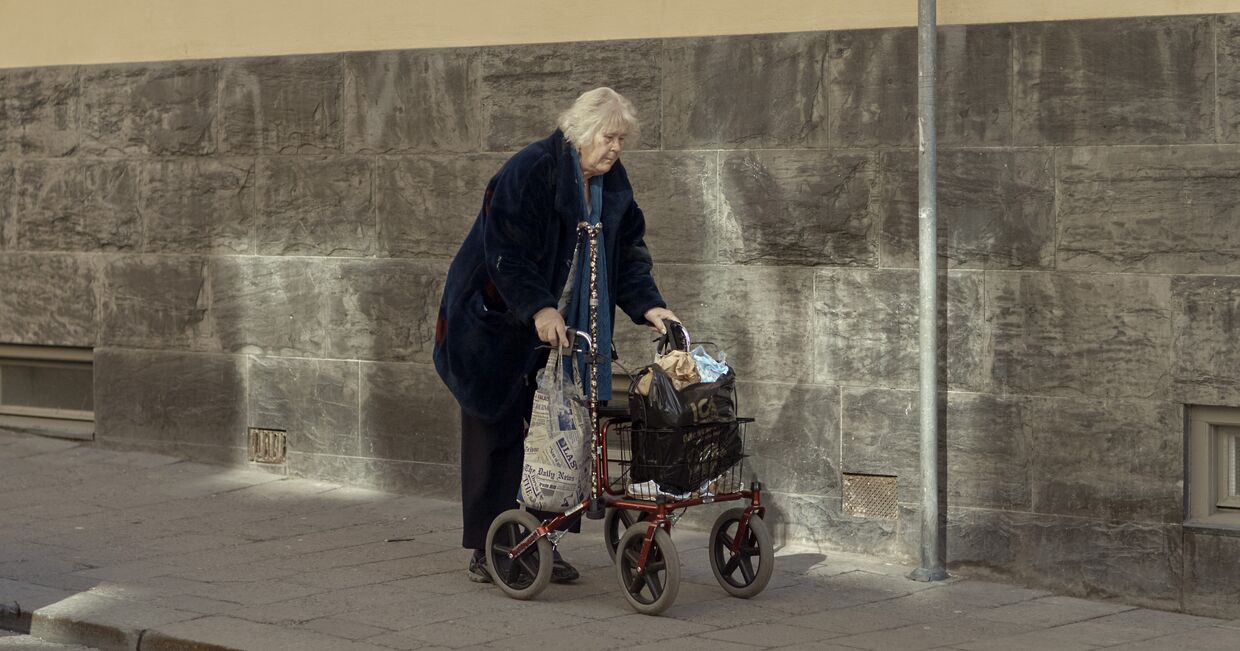 4 апреля 2020. Пожилая женщина с тележкой, Стокгольм, Швеция