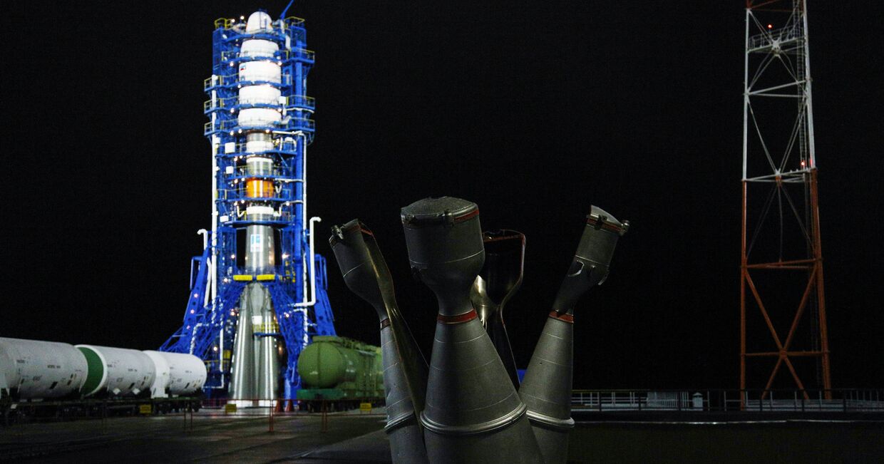 Ракета-носитель Союз-2.1б со спутником военного назначения перед стартом с космодрома Плесецк в Архангельской области