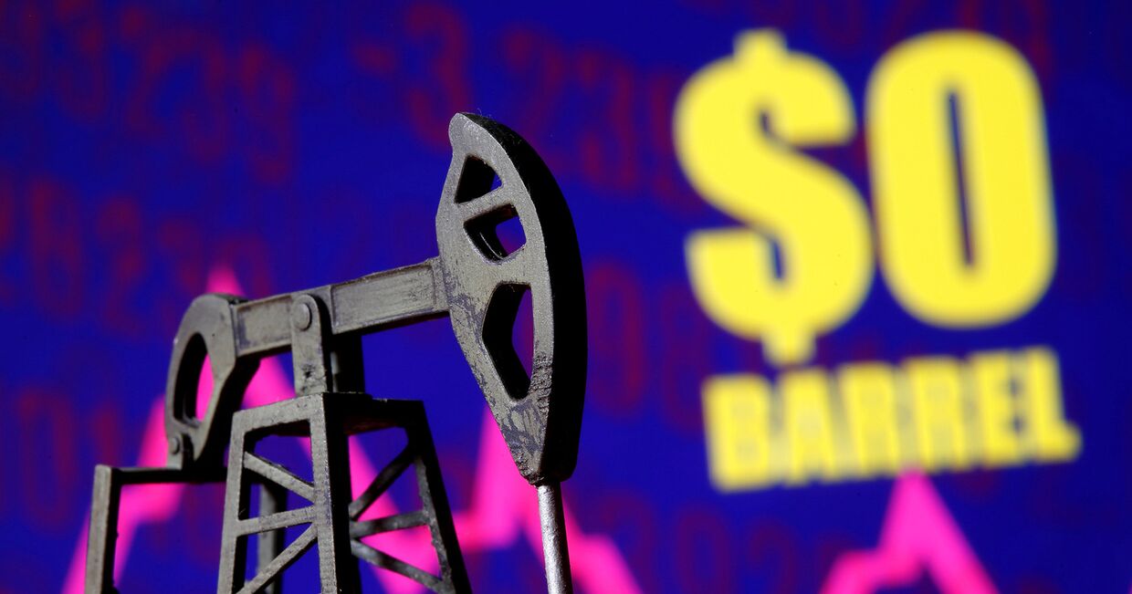 Нефтяная вышка на фоне графика цены на нефть
