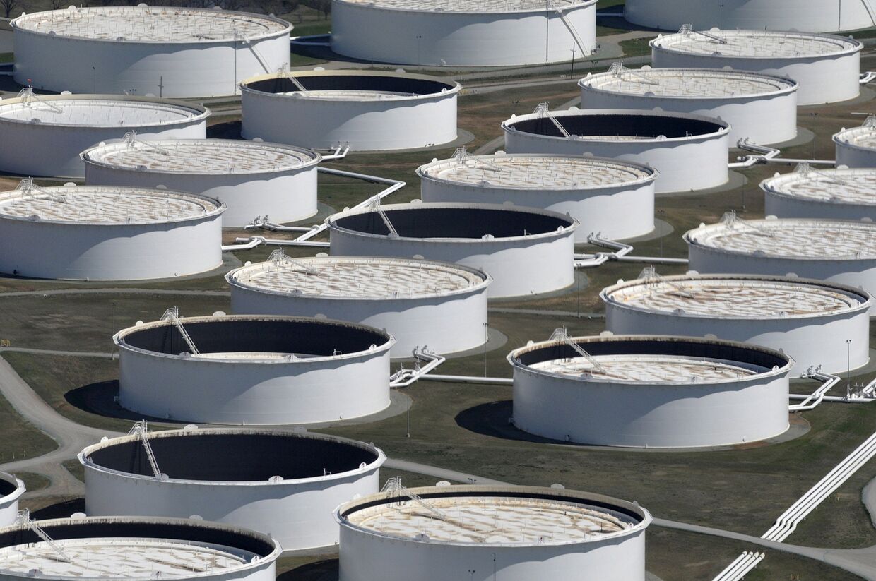 Резервуары для хранения сырой нефти в городе Кушинг, штат Оклахома, США