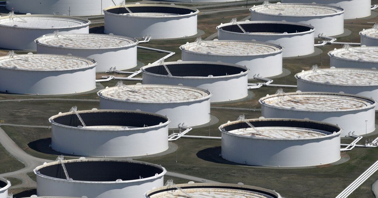 Резервуары для хранения сырой нефти в городе Кушинг, штат Оклахома, США