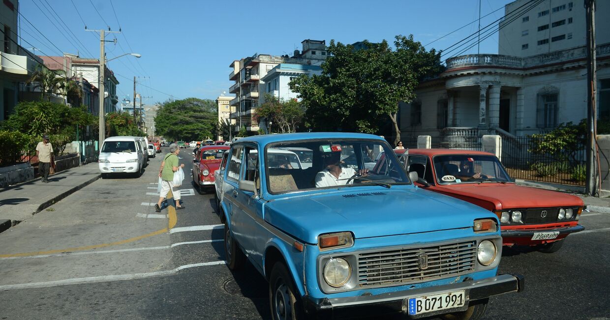 Автомобили Лада на одной из улиц Гаваны