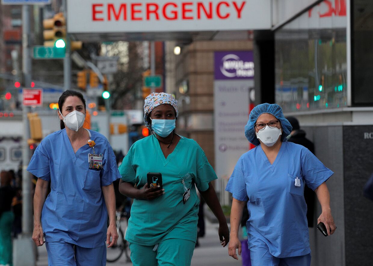Медицинские работники в Нью-Йорке, США
