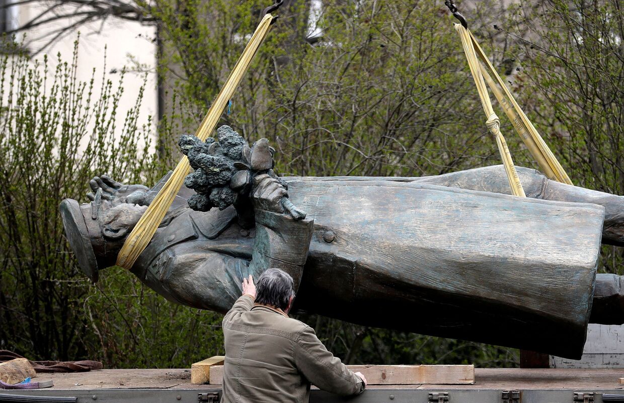 Демонтаж памятника Ивану Коневу в Праге, Чехия