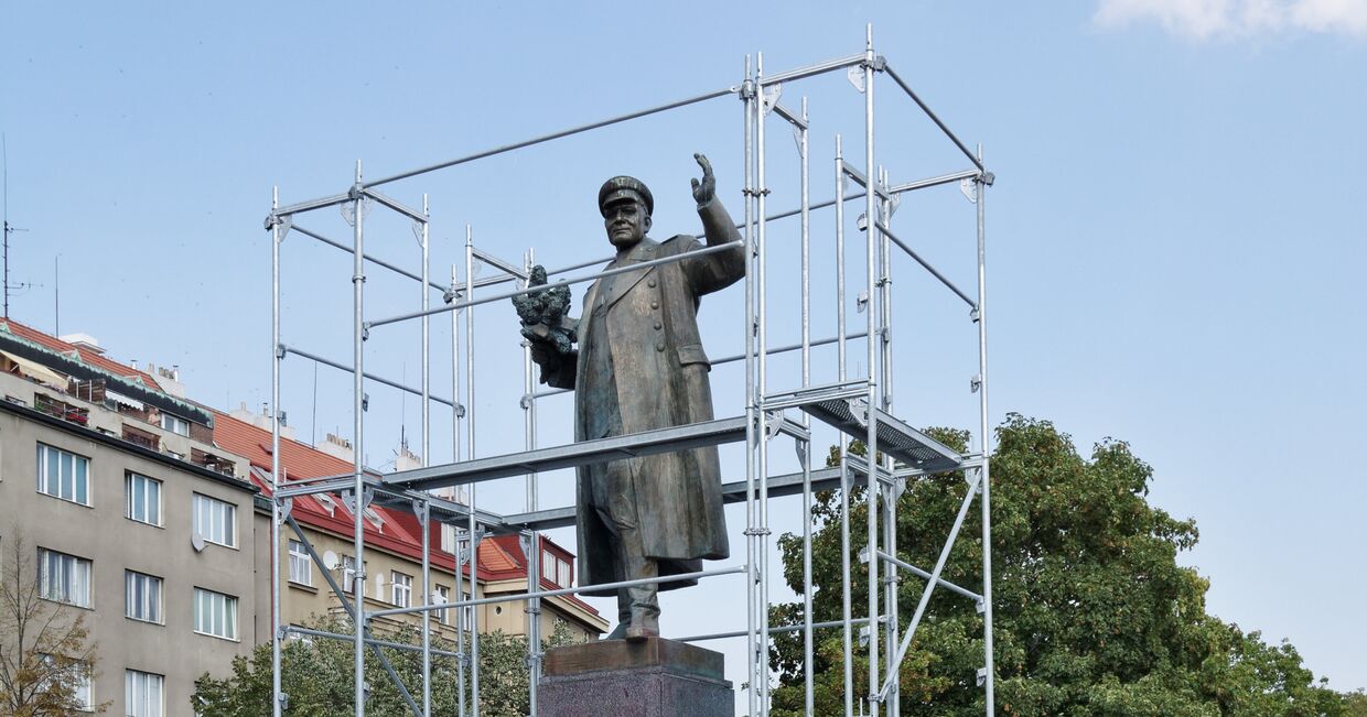 Закрытый памятник маршалу Коневу в Праге