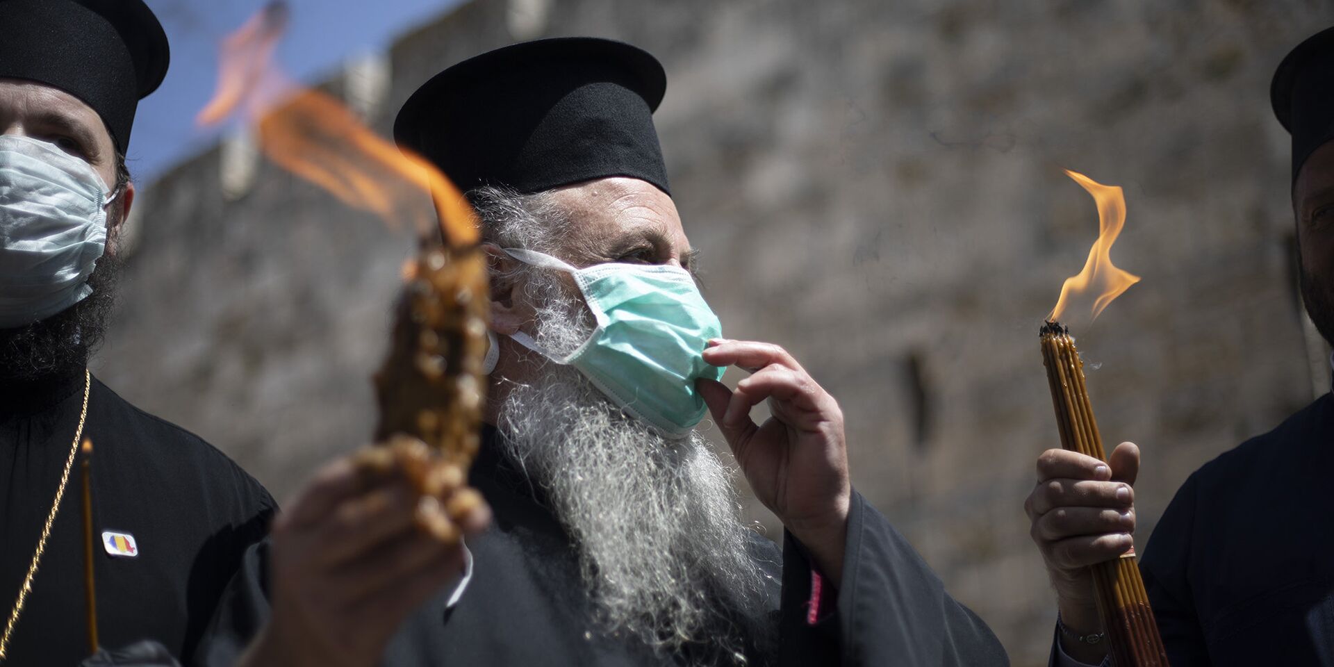 Православные священнослужители несут Благодатный огонь в Иерусалиме - ИноСМИ, 1920, 15.04.2023