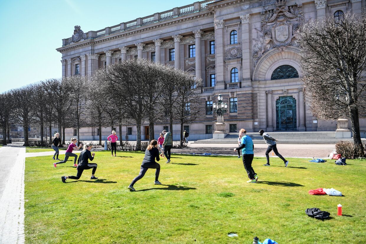 21 апреля 2020. Жители Стокгольма занимаются спортом, соблюдая социальную дистанцию, Швеция