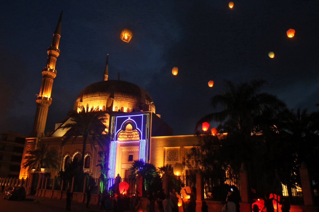 Верующие празднуют начало Рамадана в ливанском Сидоне