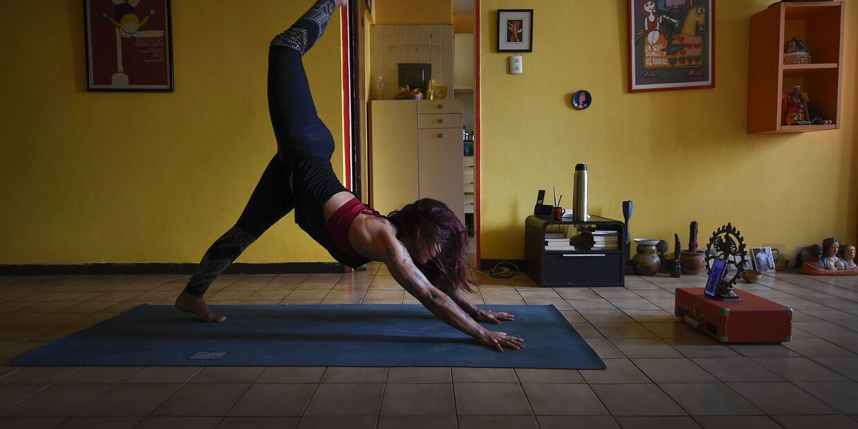 21 апреля 2020. Инструктор дает урок йоги онлайн из дома