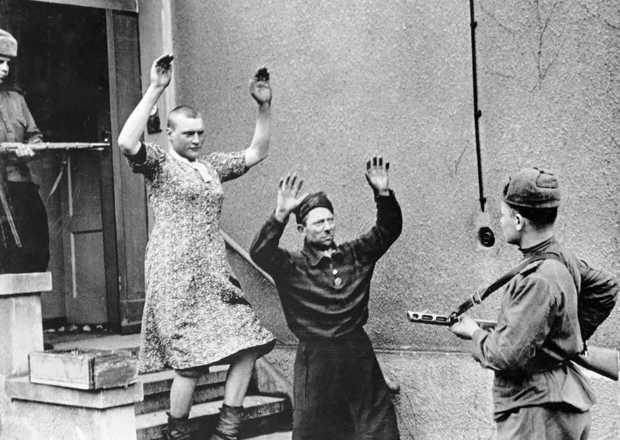 Гитлеровцы переодевались в женскую одежду, пытаясь скрыться. Берлин, Германия