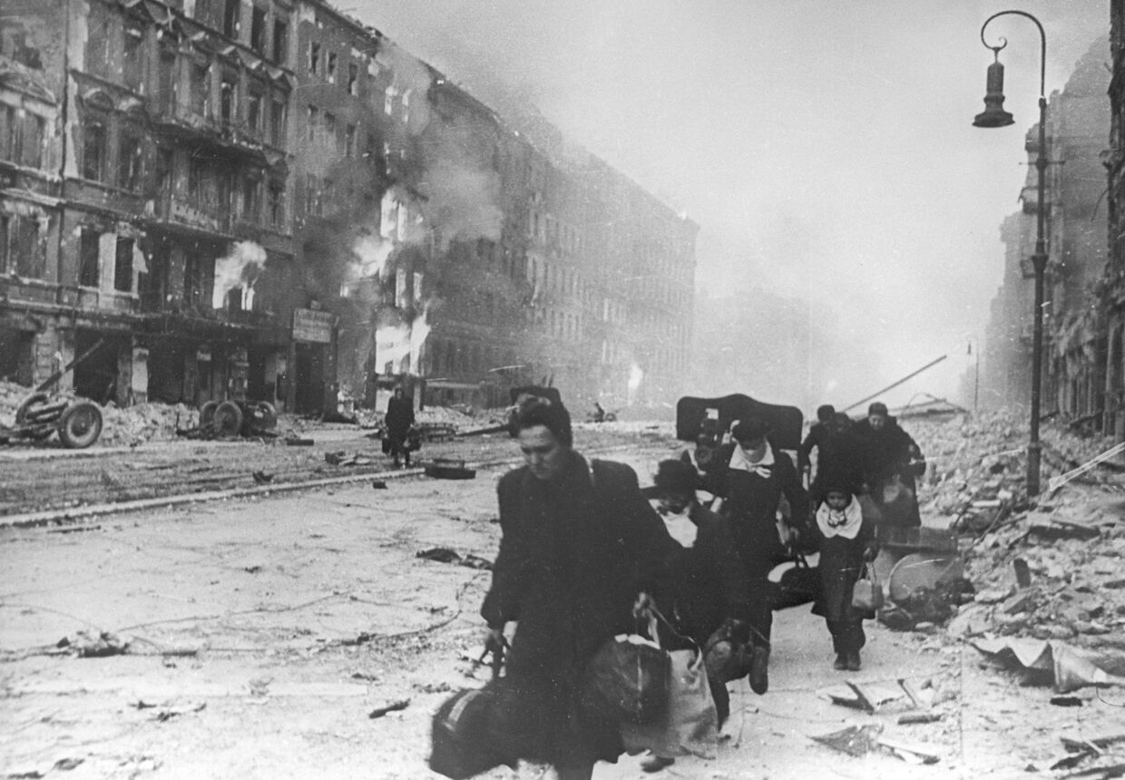 На улице Берлина 2 мая, 1945 года. Великая Отечественная война 1941-1945 годов.