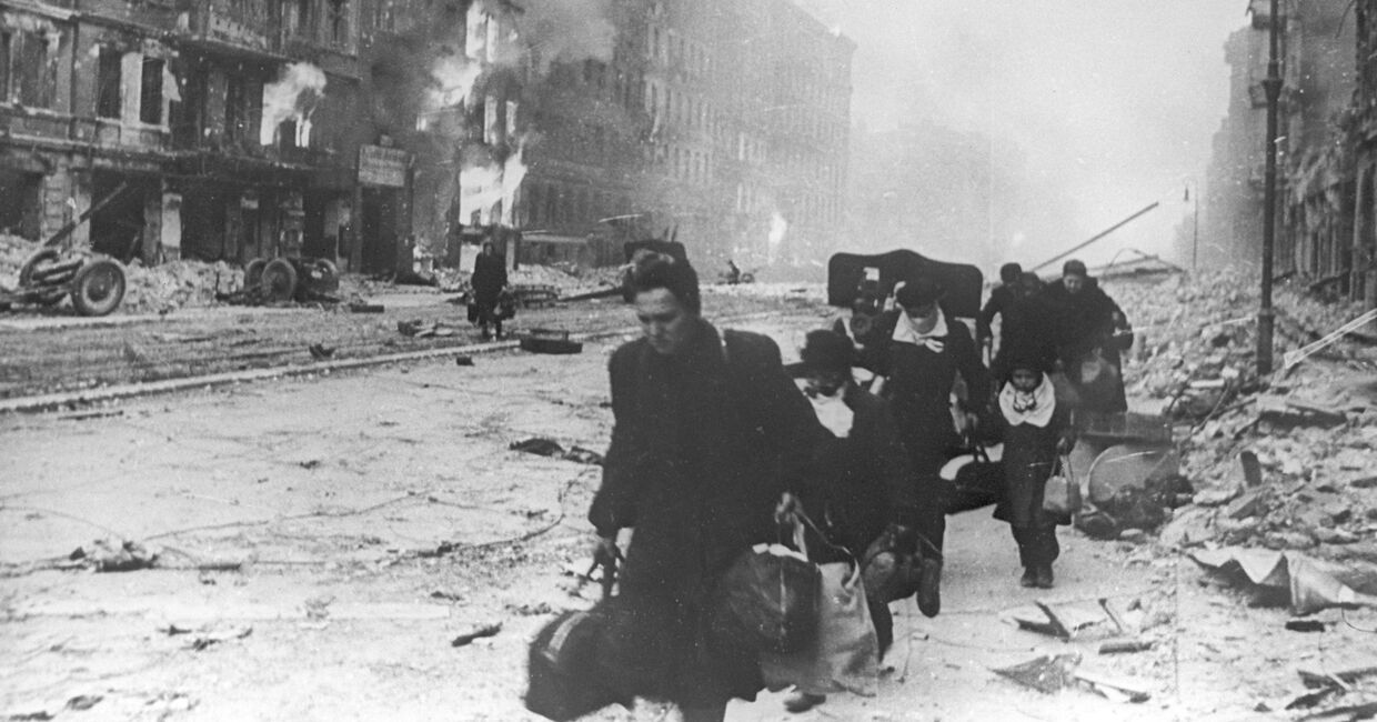 На улице Берлина 2 мая, 1945 года. Великая Отечественная война 1941-1945 годов.