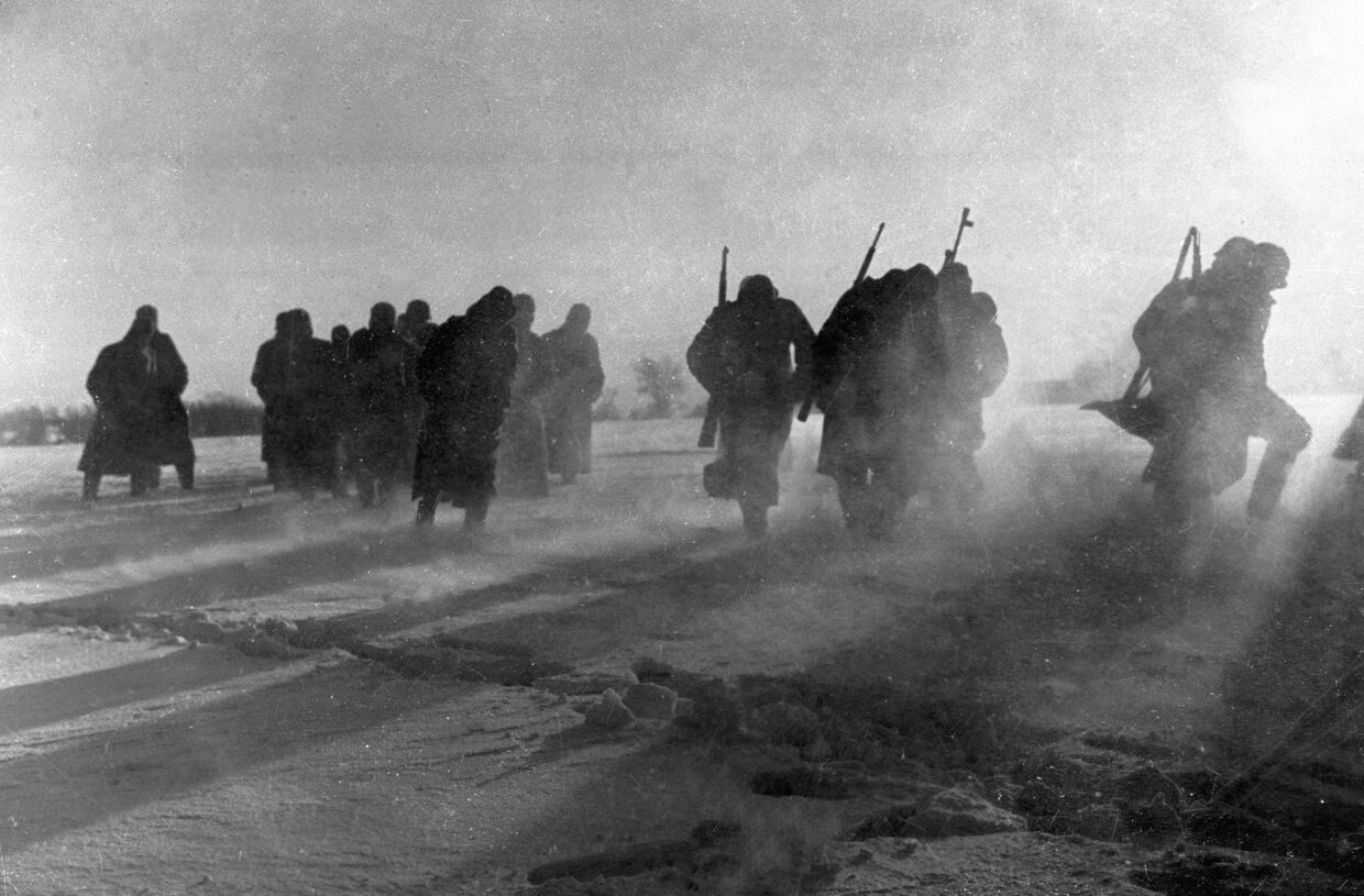 Немецкие солдаты сдаются в плен во время битвы под Москвой.