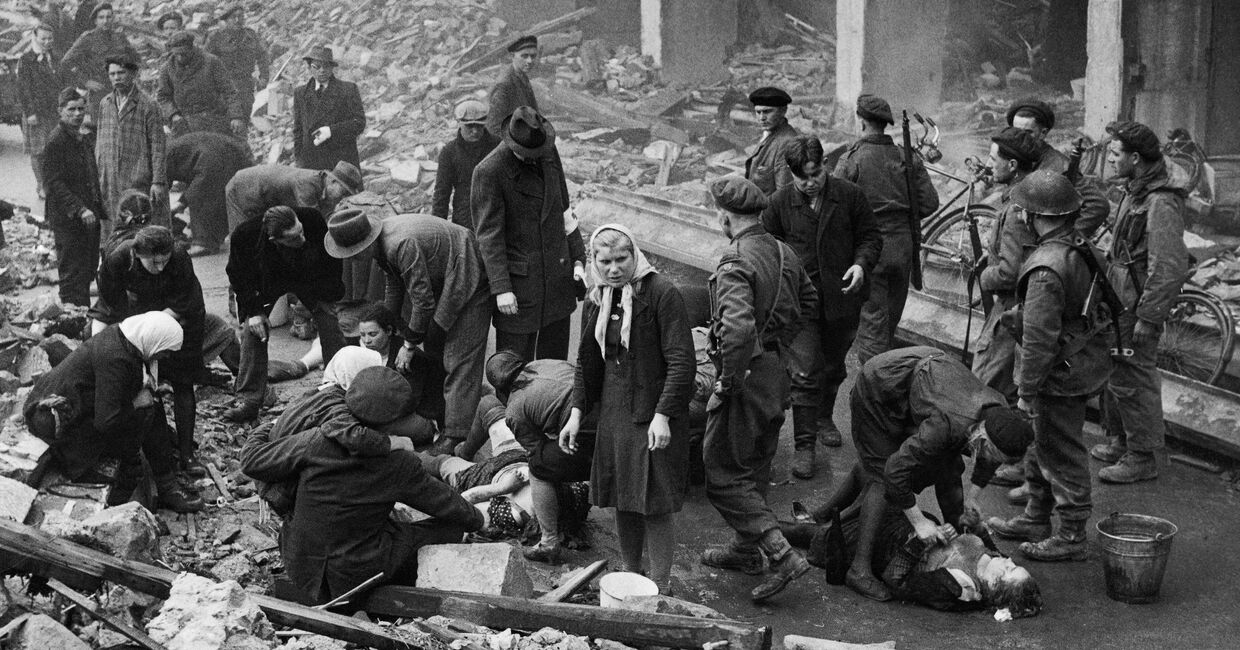 Апрель 1945. Американцы в Оснабрюке освобождают русских, угнанных на принудительные работы в Германию