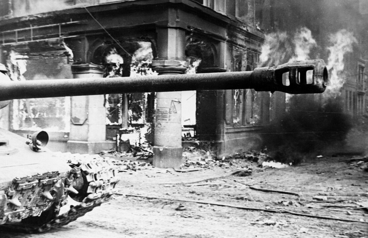 Советские танки продвигаются к центру Берлина. Май 1945 года.