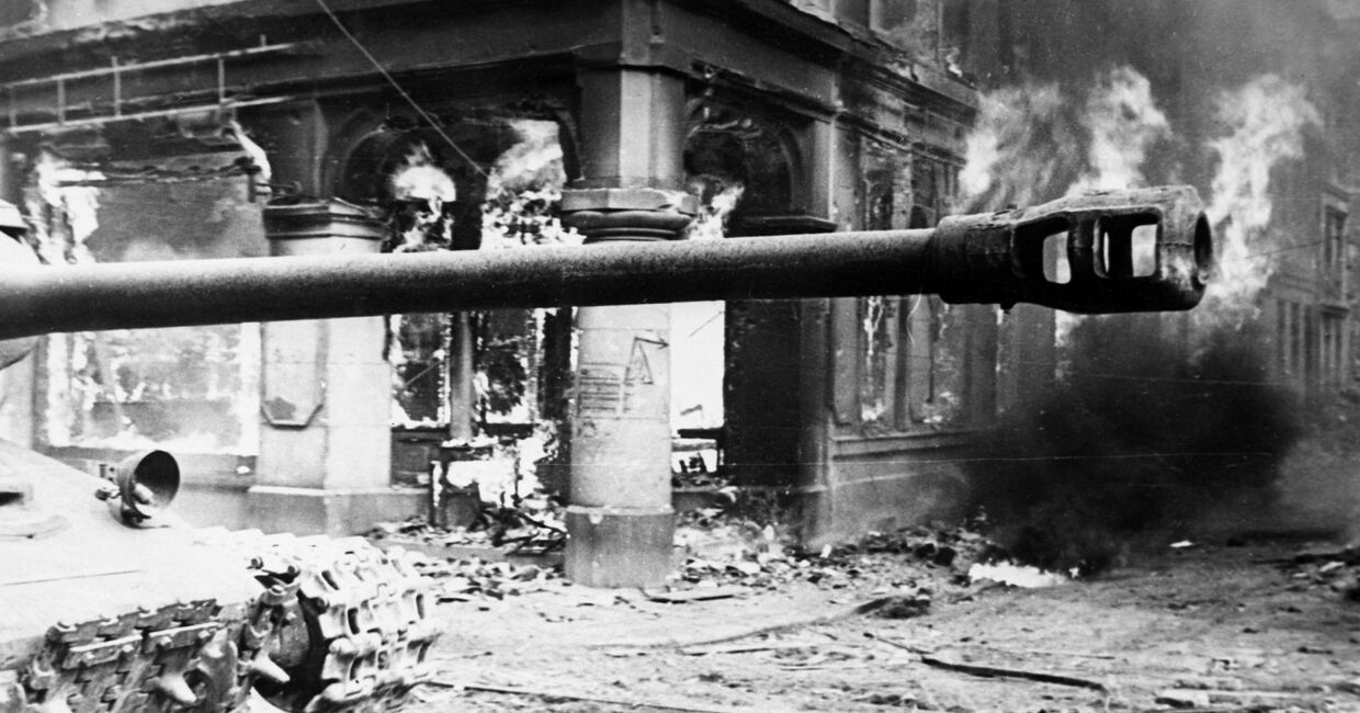 Советские танки продвигаются к центру Берлина. Май 1945 года.